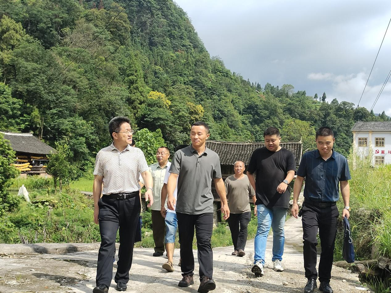 走访调研察实情 共谋发展促振兴