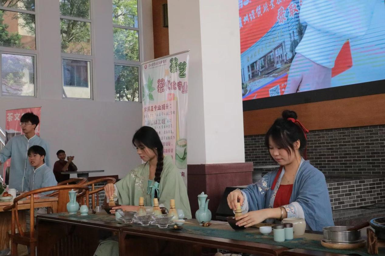 绿茵湖畔遇萌新 经贸园中迎茶人