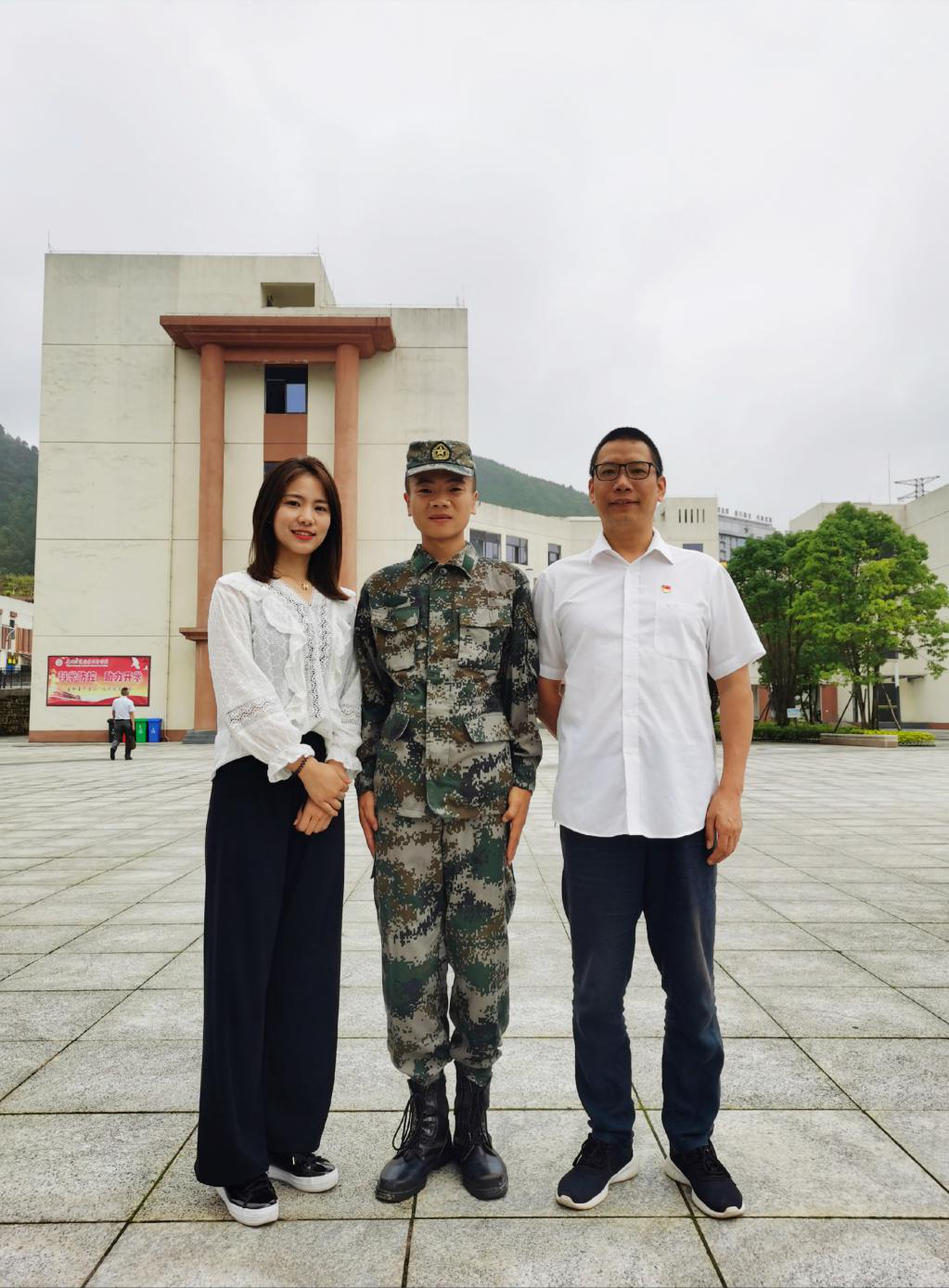 欢送刘恩红同学光荣入伍